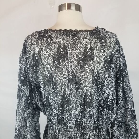 NOTATIONS. SIZE XL. BLACK WHITE FLORAL Tunic Top. Buttons at Waist - Picture 9 of 16